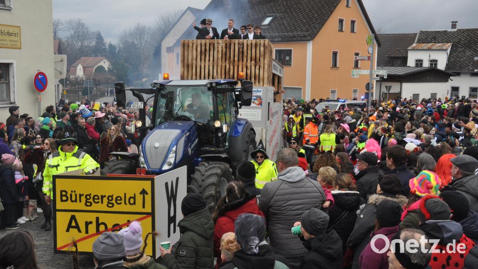 Die Faschingsnarren des &quot;Herrngass &amp; Wendoler Haisl&quot; aus Weidenthal widmen sich dem Bürgergeld. Bild: dob