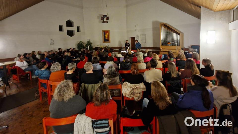 Autorin Anna Brüggemann liest in der evangelischen Kirche Pgreimd aus ihrem neuen Buch &quot;Wenn nachts die Kampfhunde schlafen – Roman über Mütter und Töchter“ Bild: Wilnauer/exb