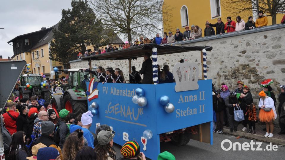 Zuschauer winken dem Prinzenpaar zu. Bild: dob