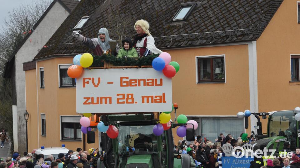 Zum 28. Mal in Folge sucht sich der Faschingsumzug in Altenstadt den Weg durch die Menschenmassen. Bild: dob