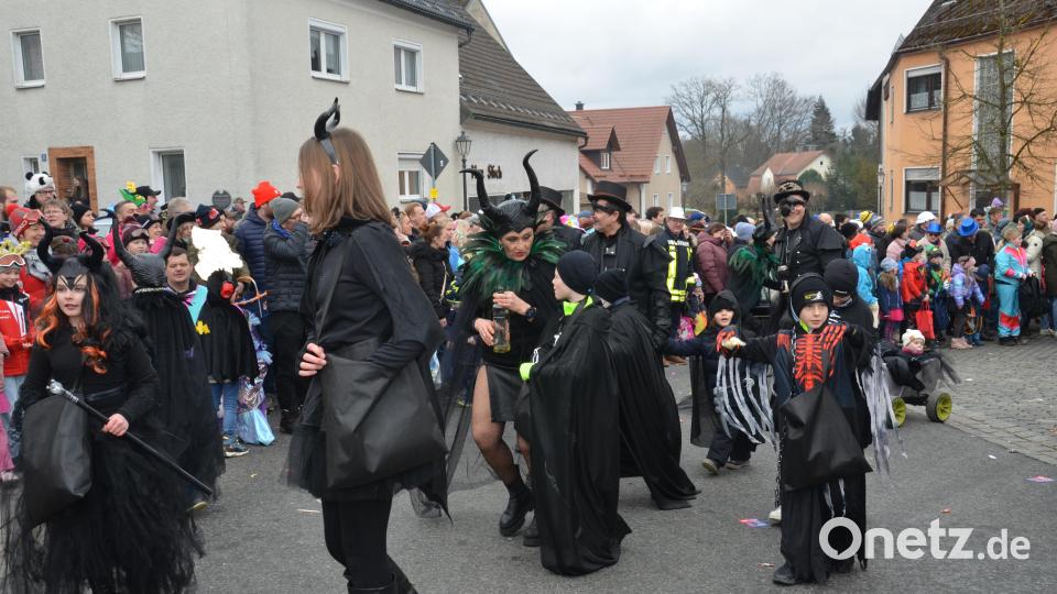 Der Faschingsverein &quot;Altenstadt GENAU&quot; lief am Samstag zur närrischen Hochform auf und wurde mit so vielen Zuschauern wie noch nie beschenkt. Bild: dob