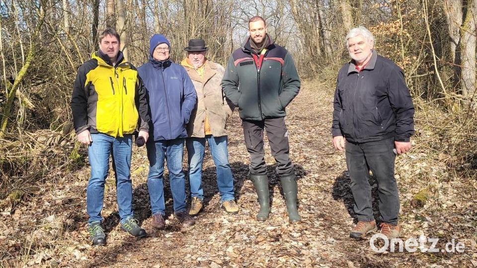 Der Bund Naturschutz Kirchenthumbach mit Bürgermeister Ewald Plößner (links) und Revierförster Sebastian Höllerer (zweiter von rechts) im Steinbruch Kerschgraben. Bild: Rainer Knoll