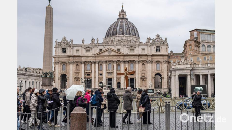 Auch auf dem Petersplatz wird wieder für Papst Franziskus gebetet. Bild: Mosa'ab Elshamy/AP/dpa