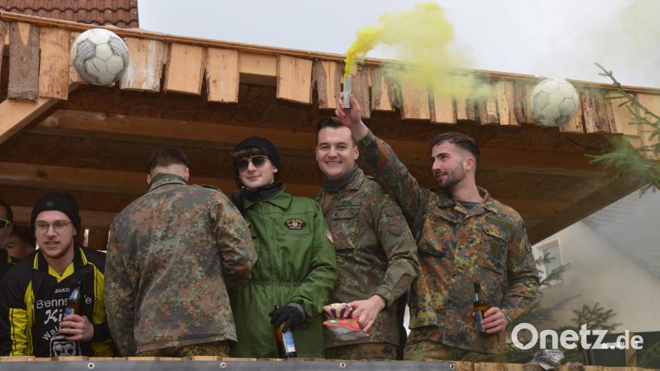 Rauchfackeln haben auch die Waldauer Burschen dabei. Bild: dob