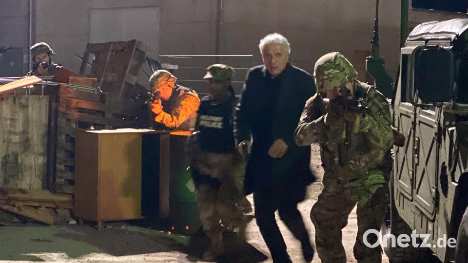 Turbulent wie in einem Kriegsfilm sind die Abschlussszenen des Tatort Charlie. Andre Potzler spielt als Komparse einen amerikanischen Soldaten (vorne rechts). Bild: Bild: BR/Lucky Pictures, Oliver Opitz