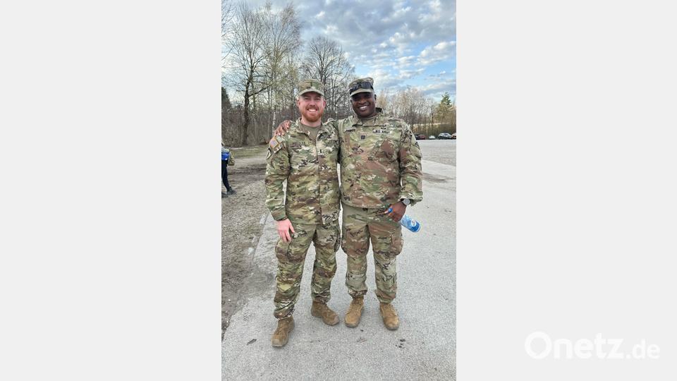Begleitet werden die Dreharbeiten von der Presseabteilung des 7. US-Armee Ausbildungskommandos mit Captain Harold Shorter (rechts) Pressesprecher Andre Potzler schlüpft in die Rolle eines amerikanischen Soldaten. Bild: Andre Potzler
