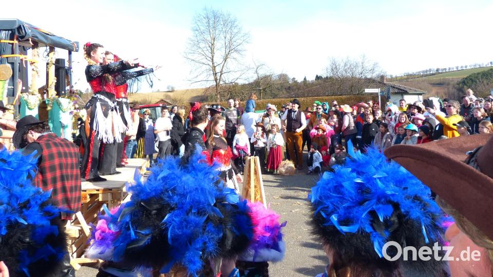 Zahlreiche Zuschauer begleiten den Faschingszug in Kohlberg. Bild: hme