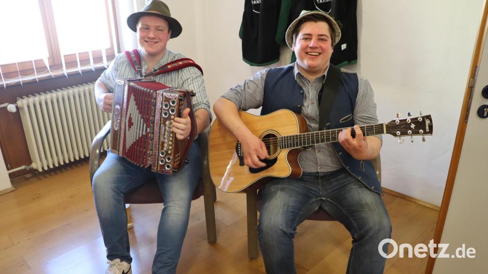 Michael Drexler und Phillip Haas spielten für die Hexen zünftig auf. Bild: mrr