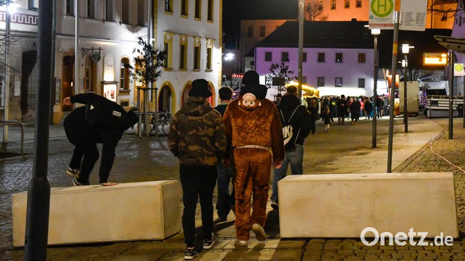 Beton-Poller an den Zugängen zur Feier-Meile lassen nur gut gelaunte Leute durch. Bild: Petra Hartl