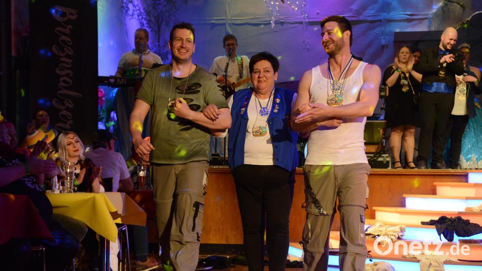 Das eigene Personal darf natürlich nicht vergessen werden. Christine, verantwortlich in der Küche der Stadthalle für die Zubereitung der Speisen, hatte Geburtstag. Dafür gabs eine Ehrenrunde durch den Saal und auf der Bühne ein Geschenk von Präsident Thomas Meyer. Bild: bey