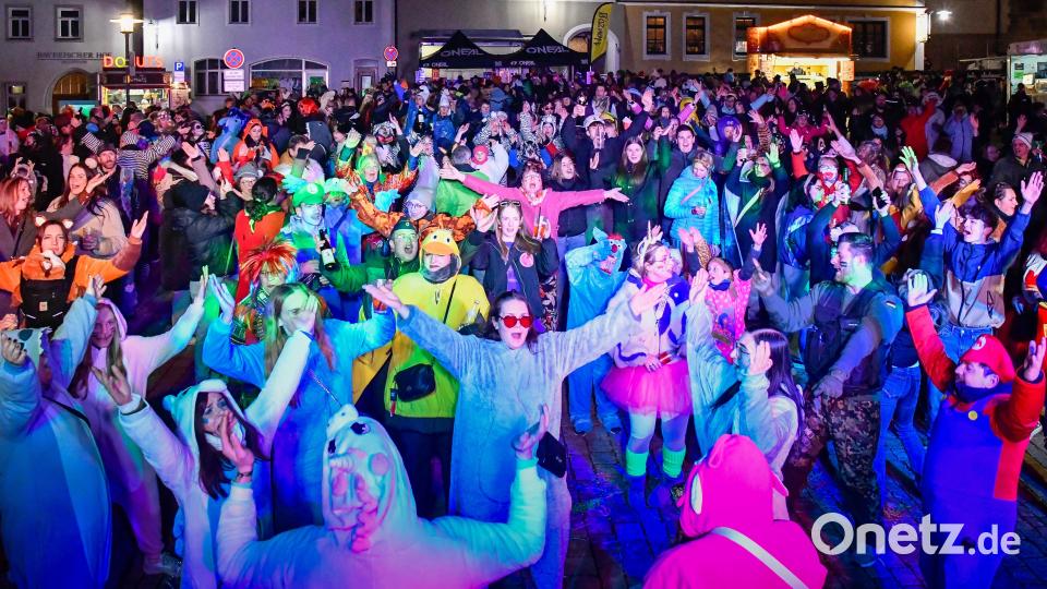 Dicht gedrängt stehen die Feiernden bei der Rosenmontagsparty auf dem Luitpoldplatz. Bild: Petra Hartl