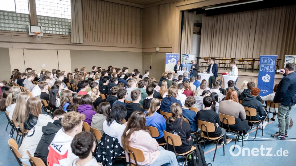 Europa spielt auch diesmal wieder eine Rolle beim Kreisjugendring. Nach einer Podiumsdiskussion im Vorfeld der Europawahl in der Realschule Kemnath (Bild) steht diesmal eine Fahrt ins Europaparlament nach Straßburg auf dem Programm. Bild: Jasmin Schießel/Fotostyle/exb