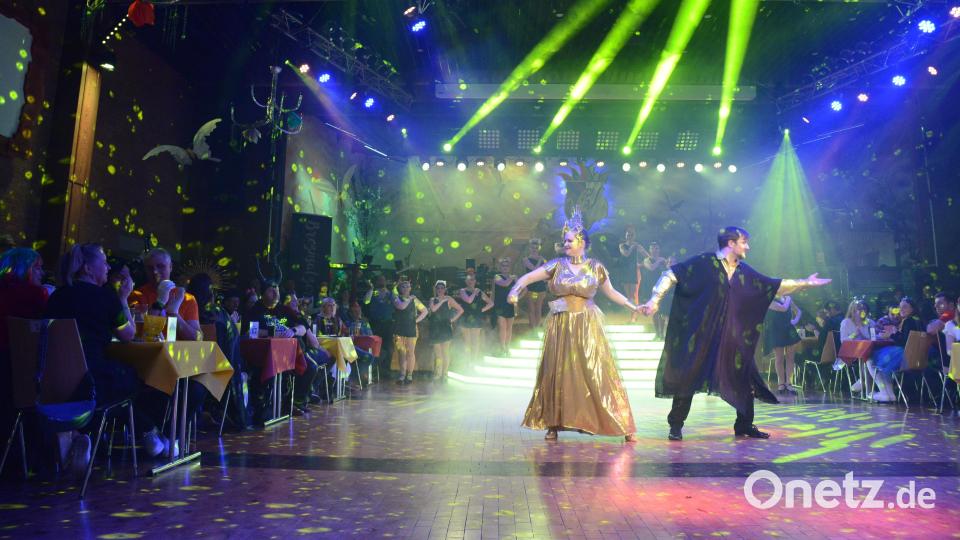 Ein letztes Mal war das Vohenstraußer Prinzenpaar Florian III. und Julia II. in der fulminanten Beleuchtung der Stadthalle Vohenstrauß zu bewundern. Bild: bey