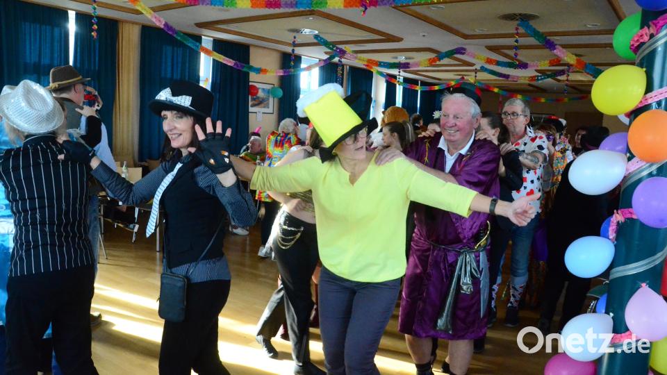 Eine Polonaise gehörte beim Seniorenfasching im Maria-Seltmann-Haus natürlich dazu. Bild: Kunz