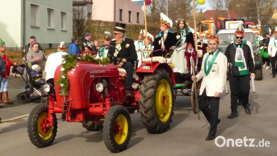 Nicht jeder kann und darf Porsche fahren, das Kinderprinzenpaar Anna I. und Finn I. sowie das Prinzenpaar Nadine I. und Tobias I. allerdings schon. Bild: mfh