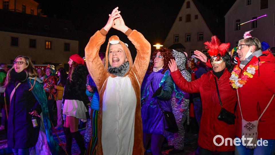 Die Menge geht mit bei den Hits. Bild: Petra Hartl