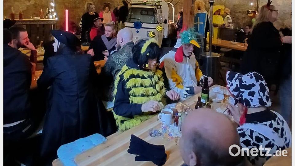 Zum Abschluss steuert der kleine Faschingszug den Stodl auf der Sommerseite an. Bild: Ursula Odörfer