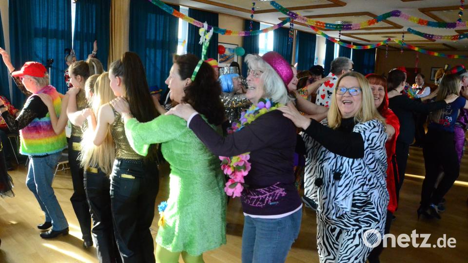 Eine Polonaise gehörte beim Seniorenfasching im Maria-Seltmann-Haus natürlich dazu.