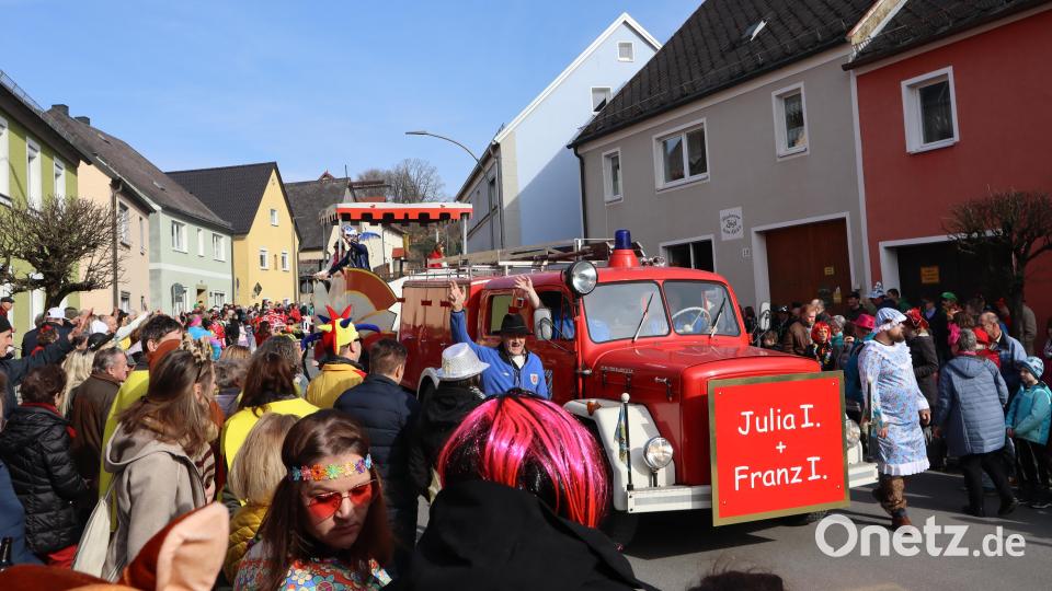 Der Zug wurde angeführt von der Historischen Feuerwehr mit der Narrhalla Windischeschenbach. Bild: wrm