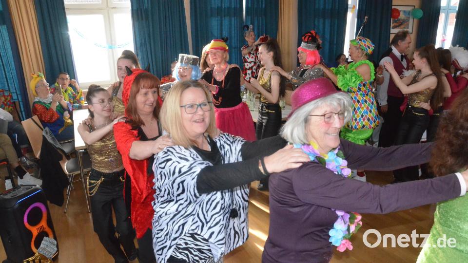 Eine Polonaise gehörte beim Seniorenfasching im Maria-Seltmann-Haus natürlich dazu. Bild: Kunz