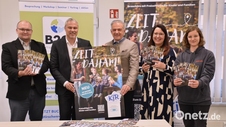 Die Broschüre &quot;Zeit daham&quot; wird neu aufgelegt. Wolfgang Fenzl, der frühere Vorsitzende Jürgen Preisinger vom Kreisjugendring, Landrat Roland Grillmeier, Sandra Schug und Alena Dagner (von links) stellten die erste Ausgabe der neuen Landkreisbroschüre &quot;Zeit daham&quot; vor zwei Jahren vor Bild: ubb