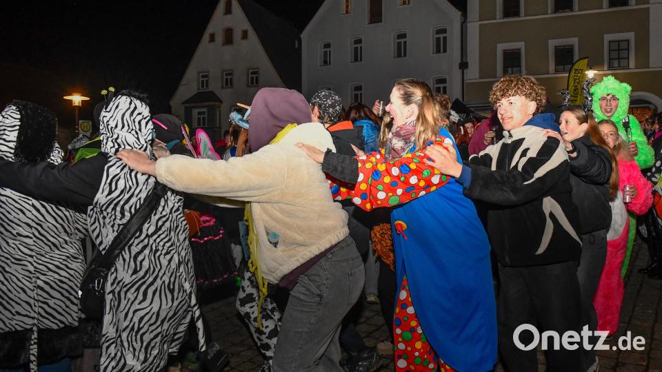 Die Polonäse bahnt sich ihren Weg über den Luitpoldplatz. Bild: Petra Hartl