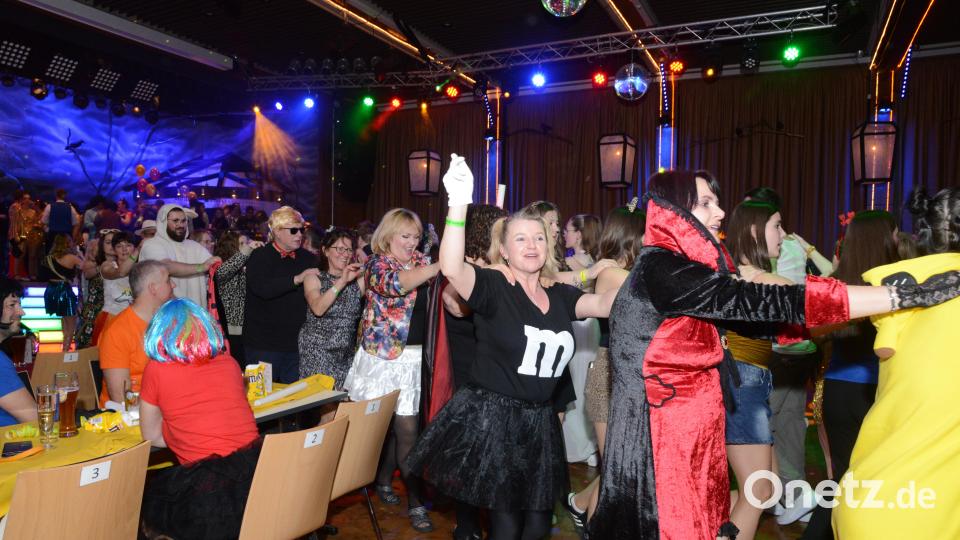 Die &quot;Breznsalzer&quot; bringen fast alle Gäste mit ihrer Musik auf die Tanzfläche. Bild: bey