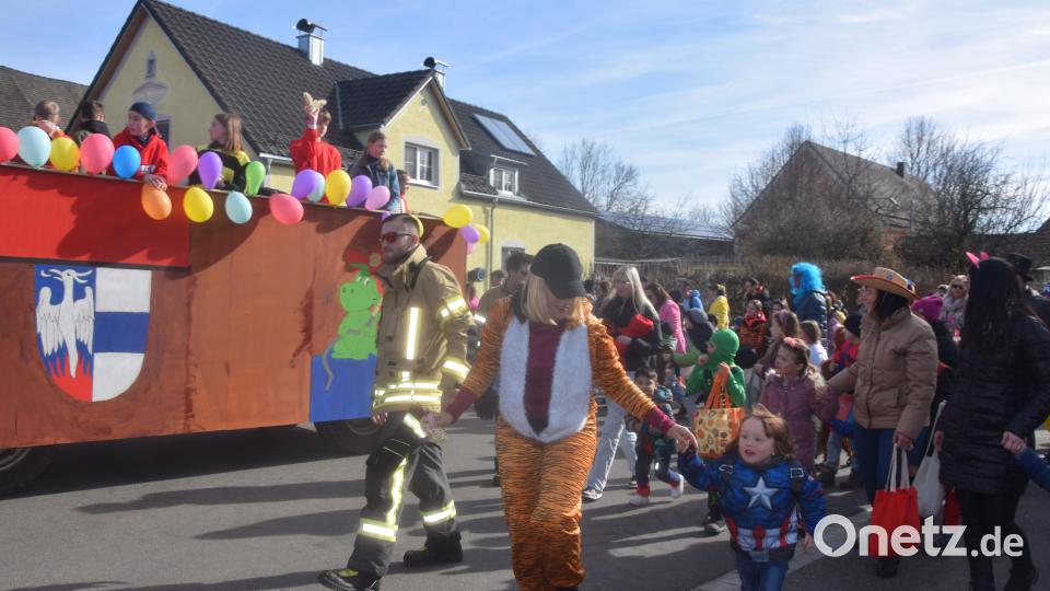 Auch viele Kinder feierten fröhlich mit. Bild: fz