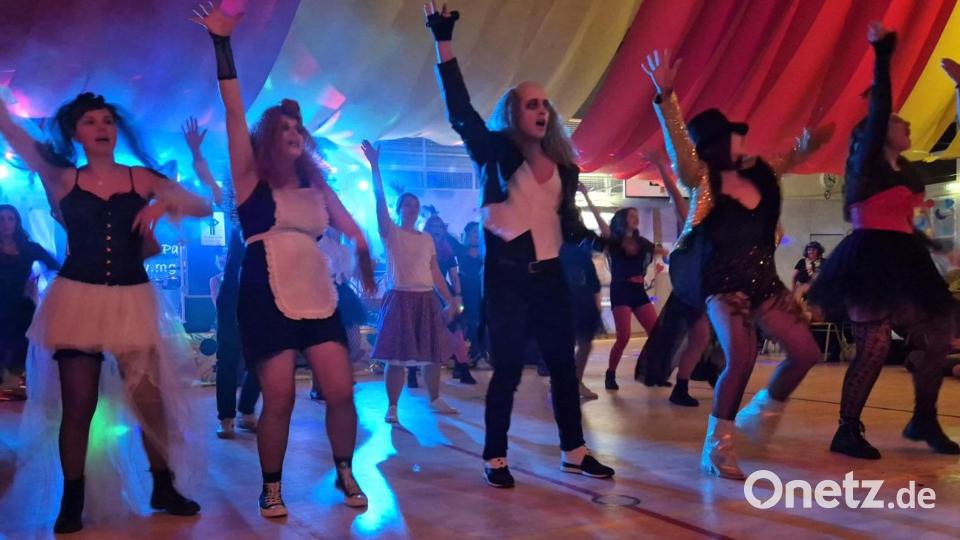 Mit einer professionelle Choreografie zum bekannten „Time Warp“ aus der Rocky Horror Picture Show bringen die „Laserboys and Friends“ die Stimmung beim Pfreimder Faschingsball zum Überkochen. Bild: Georg Hirmer/exb