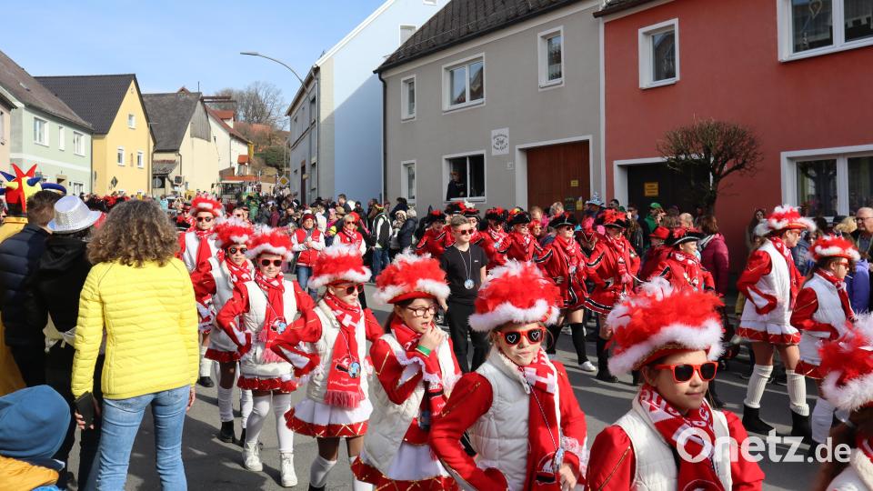 Die Narrhalla Windischeschenbach marschiert auf. Bild: wrm