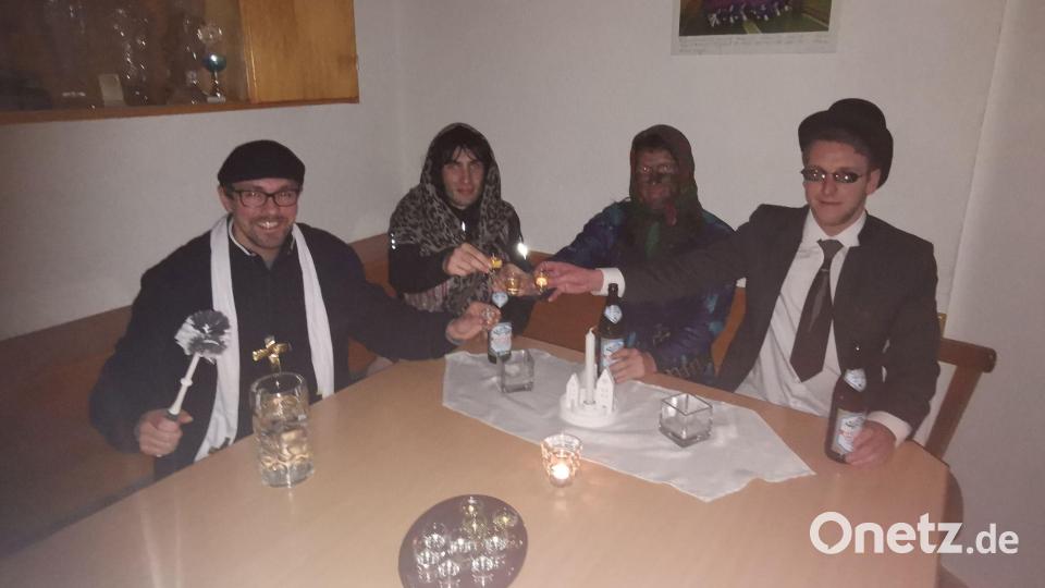 Zu Beginn verpflichtete Faschingspater Wolfgang Völkl alle Akteure diskret in einem dunklen Kämmerlein zur Gemeinschaftsbeichte. Bild: gz