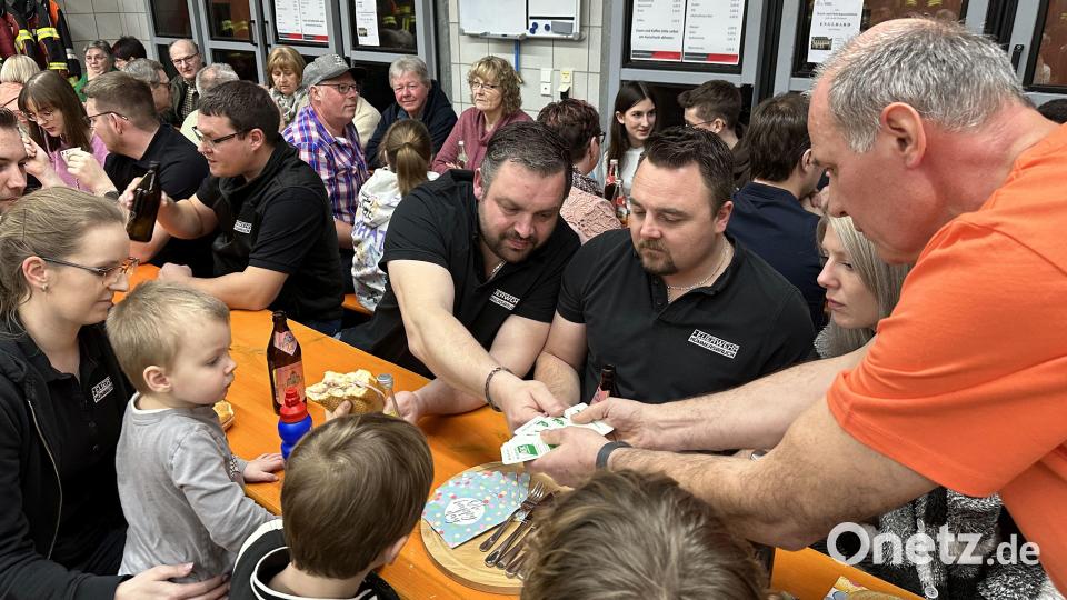 Volles Haus bei der Premiere im vergangenen Jahr: Beim Taubenmarkt kauft man Schafkopfkarten als Lose, gewinnt mit etwas Glück etwas zum Essen und sorgt damit am ganzen Biertisch für Gaudi. Archivbild: egl