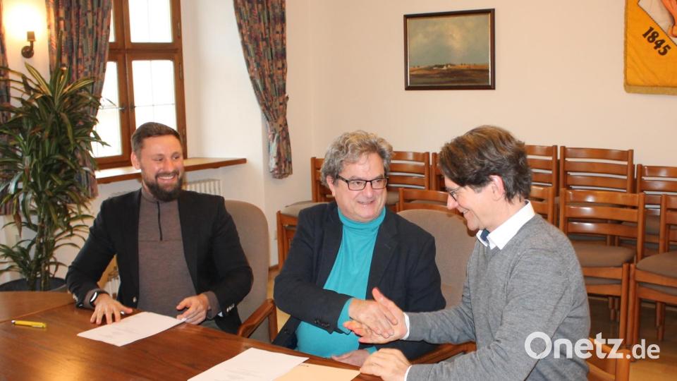 Zügig vollenden wollen Bürgermeister Bernhard Stangl, &quot;Bayernwerk Netz&quot; (links Projektleiter Tobias Eckardt, rechts Kommunalbetreuer Markus Windisch) und das zum &quot;Bayernwerk&quot; gehörende Institut für nachhaltige Energieversorgung (virtuell zugeschaltet: Projektmanager Adrian Hausner) die Wärmenetzplanung. Ein Kooperationsvertrag regelt die Modalitäten der Zusammenarbeit. Bild: bjp