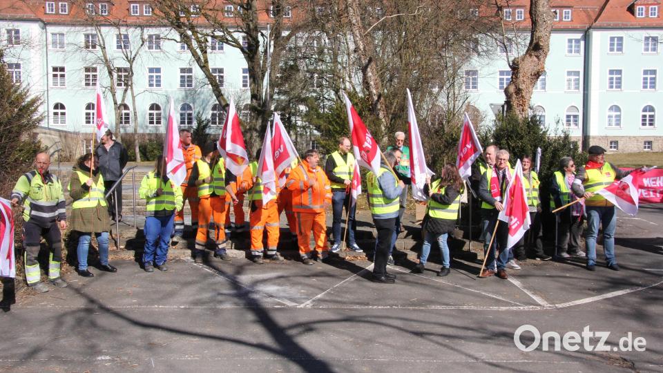 Knapp 40 Demonstranten kamen am Mittwoch zur &quot;aktiven Mittgspause&quot; gegenüber dem Tirschenreuther Krankenhaus. Aufgerufen dazu hatte Verdi. Bild: kro