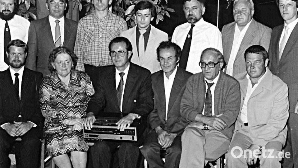 Abschied am 23. August 1981, hier zusammen mit den Vereinsvorständen und Bürgermeister Josef Würstl (sitzend, Zweiter von rechts) Archivbild: Rudolf Nold