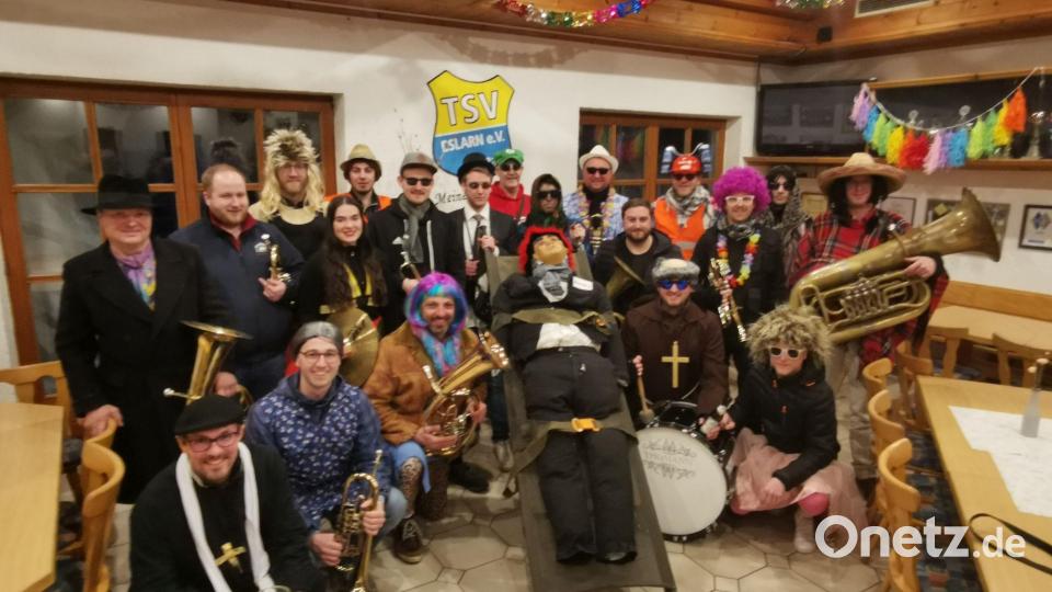 Nach dem Beichtritual und einem kurzen Einstimmen machte sich das Faschingsvolk mit ihrem &quot;Prinzen&quot; auf einer Trage und mit musikalischen Klängen der &quot;Jesse-James-Band&quot; auf dem Weg durch die Straßen von Eslarn. Bild: gz