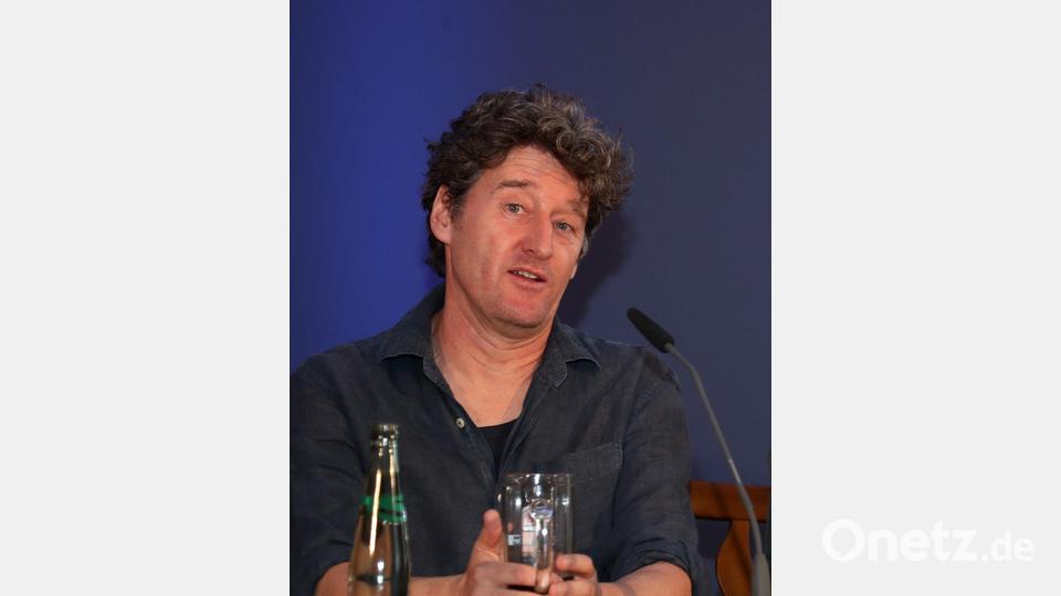 Richard Oehmann, Mit-Autor und -Regisseur des Nockherberg-Singspiels, derbleckt Söder, Aiwanger, Merz und Scholz im Luftmuseum Amberg. Bild: Paulaner Brauerei/sampics Photographie/exb