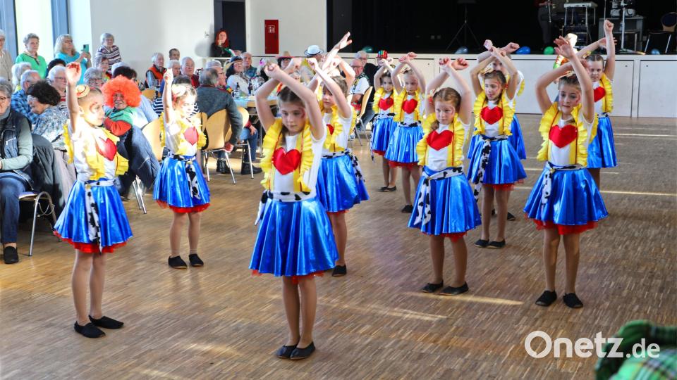 Die TSV Tanzgruppe begeistert die Besucher beim Seniorenfasching. Bild: Jochen Neumann