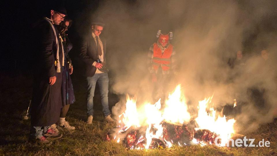 Feuriger Abschied vom strohigen Faschingsprinzen &quot;Bernd I.&quot;. Bild: gz