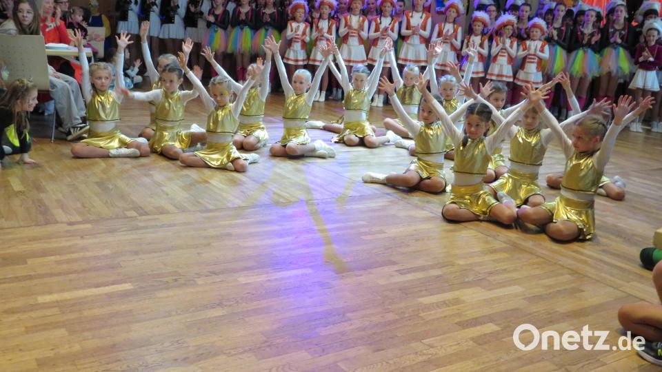 Der Showtanz der Kindergarde 1 kommt gut an. Bild: adj