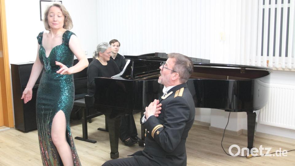 Irene Wetzler-Mittmann und Joachim Scheibl begeistern. Das gilt auch für Carola Schlagbauer und Tobias Mayer am Flügel und für den Moderator Raphael Landstorfer. Bild: pi