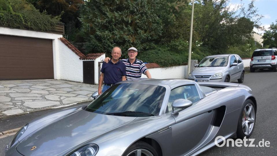 Albrecht Hör (links) gemeinsam mit Freund Manfred Gleißner vor dem Porsche Carrera GT, für den Hör das Getriebe entwickelt hat. Bild: Manfred Gleißner/exp