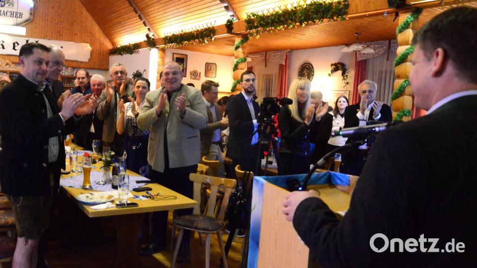 Das Ende einer kämpferischen Rede: Standing Ovations für Benjamin Zeitler beim politischen Aschermittwoch der CSU. Bild: Kunz