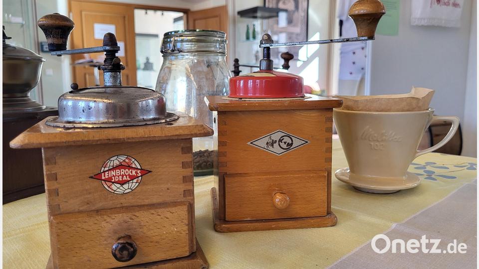 Als es noch keinen Kaffeevollautomaten gab: Alte Kaffeemühlen und Melitta-Kaffeefilter sind ebenfalls ausgestellt. Bild: Museum Pfreimd/exb