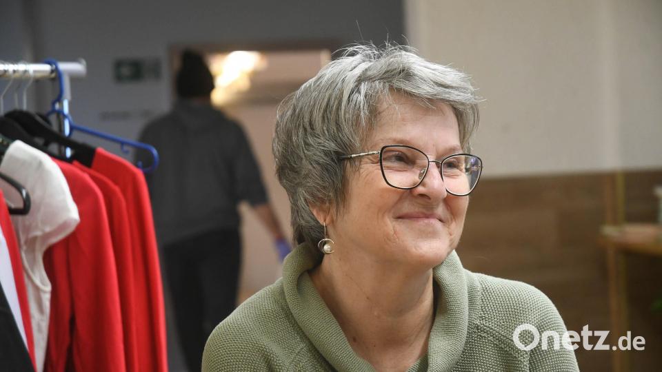 Im Sozialkaufhaus kennt sich schon jetzt niemand so gut aus wie Jutta Dietz. Die 68-Jährige räumt und sortiert seit einem halben Jahr die gespendeten Waren und sorgt so maßgeblich für den Aufbau des Sozialkaufhauses, das im April eröffnen soll. Sie kann tatkräftige Hilfe brauchen. Bild: Gabi Schönberger