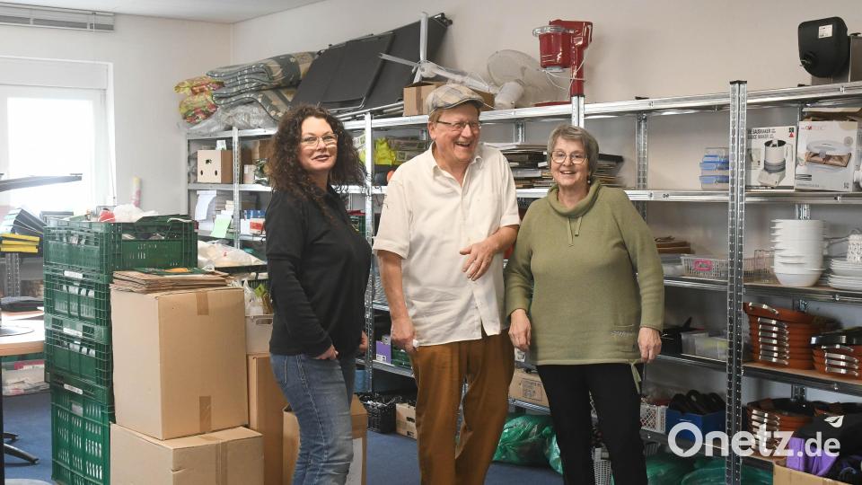 Spaß darf im Team der Tafel (von links: Geschäftsführerin Diana Hermann, Vorsitzender Rainer Sindersberger und Jutta Dietz) nicht fehlen, auch wenn noch viel Arbeit getan werden will, bevor das Sozialkaufhaus eröffnen kann. Bild: Gabi Schönberger