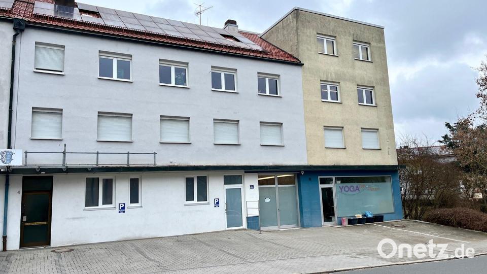 Im weißen Gebäudeteil in der Fichtestraße 4 ist das Sozialkaufhaus im ersten und zweiten Stock zu finden, direkt neben der Lebensmittelausgabe der Tafel. Bild: Gabi Schönberger