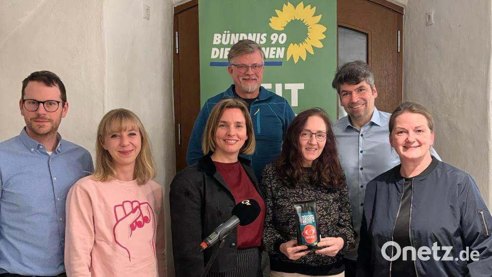 Von links: Kreissprecher Matthias Riedl, Vorstandsmitglied Anna Pschierer, MdL Laura Weber, Fraktionsbeirat Falk Ponsold, die Neustädter Kreissprecher Anne Droste und Harald Neumann und MdB Tina Winklmann. Bild: Karl Bärnklau