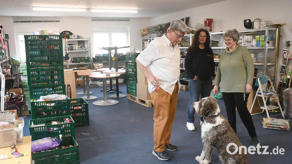 Rainer Sindersberger mit Hund Sam, der sich bei der Tafel pudelwohl zu fühlen scheint, sowie Geschäftsführerin Diana Hermann (Mitte) und Jutta Dietz in einem der Räume des Sozialkaufhauses. Bild: Gabi Schönberger