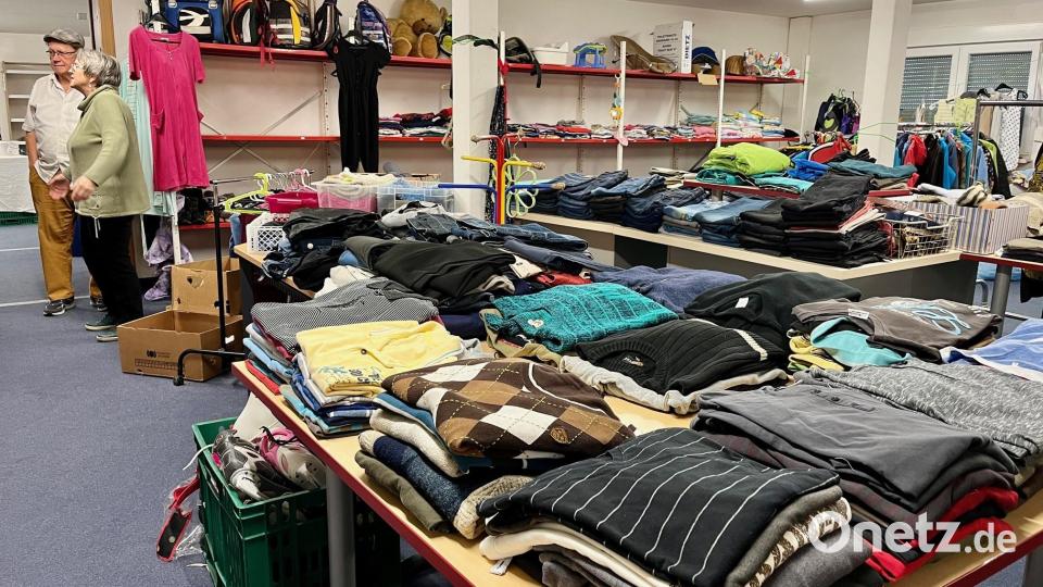Herrenpullover, Schultornister, Eislaufschuhe, Kinderkleidung: Im Sozialkaufhaus gibt es außerdem jede Menge Haushalts- und Drogerieartikel, Schuhe, Deko, sogar gespendete Wandfarbe wartet auf ihren Einsatz. Bild: Gabi Schönberger